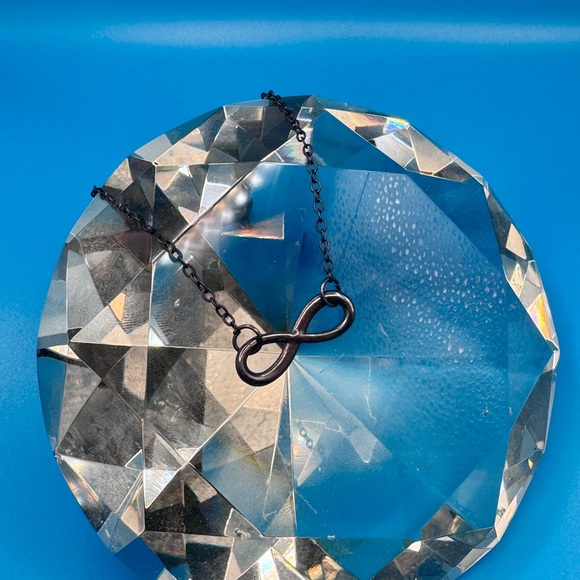 Elegant Infinity bracelet - Picture 2 of 3